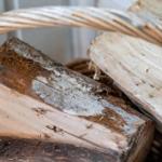 Holzscheite in einem Korb bereit für den Kamin.