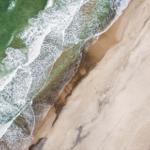 Aerielansicht von Strand und Meer mit Wellen