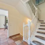Haus mit Treppe und Blick in Wohnbereich mit Terrasse