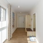 Schlafzimmer mit Kleiderschrank, Sitzbank und Blick in den Schlafbereich.