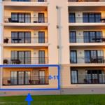 Ferienwohnung mit Balkon und Glastüren. Untergeschoss mit Nummer 0-11.