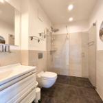 Flur mit Holzboden, Gardinen, Wandbild und Spiegelschrank