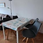 Esstisch mit vier Stühlen und Tischdecke auf Holzboden