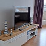 TV auf Holzboard mit Lautsprechern und Dekorationsgegenständen
