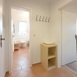 Eingangsbereich mit Garderobe, Bad und Wohnzimmer