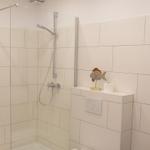Badezimmer mit Dusche, Toilette und Fischdekoration