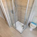 Duschbad mit Dusche und Toilette mit Meeresmotiv