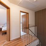 Flur im Obergeschoss mit Blick auf Schlafzimmer 2 und Badezimmer