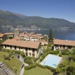 Haus mit Pool, Blick auf See und Berge. Grünanlagen und Terrassen.
