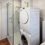 Duschbad mit Waschmaschine und Trockner