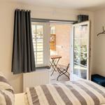 Schlafzimmer mit Blick auf Terrasse und Garten