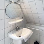 Duschbad mit Waschbecken, Spiegel und Handtuchhalter
