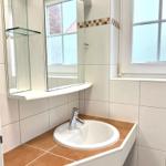 Bad mit Waschbecken, Spiegel und Fenster