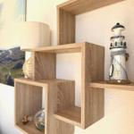 Wandregal aus Holz mit Lighthouse-Modell und Lampe