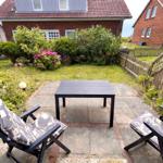 Sonnenterasse mit Garten und kleinem Meerblick