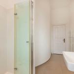 Badezimmer mit Dusche, Waschbecken und Spiegel