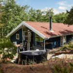 Holzhaus mit Terrasse, Whirlpool und Grillplatz im Wald