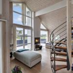 Haus mit Kamin, Schlafbereich und Wendeltreppe zur Galerie.