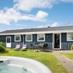 Ein Haus mit Garten, Liegestühlen und einem Whirlpool im Vordergrund.