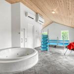 Innenpool mit Whirlpool, blauer Treppe und rotem Stuhl