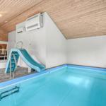 Innenpool mit Rutsche und Holzdecke