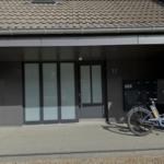 Eingang mit Glasfront und Fahrradständer. Hausnummer 17 an der Wand.