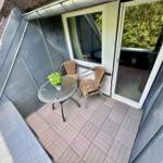 sonniger Balkon im Reetdach
