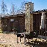 Holzhaus mit Grillplatz und Sitzgruppe im Freien