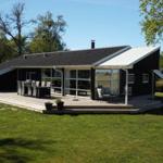 Moderne Villa mit großem Holzterrasse und Garten. Ganzjahresnutzbar.