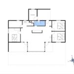 Funktionaler Grundriss mit drei Schlafzimmern, Küche und Bad. Skur/Schuppen angezeigt.