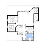 Wohnung mit drei Schlafzimmern, Küche und Bad. Flur mit Treppe.