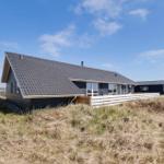 Moderne Villa mit Terrasse in Grasland unter blauem Himmel