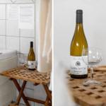 Bad mit Whirlpool und Wein. Holztisch mit Weinglas und Flasche.