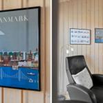 Wohnzimmer mit Ledersessel, Wandbild von Dänemark und Holzwand