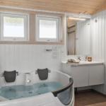 Bad mit Whirlpool, Spiegel und Waschbecken