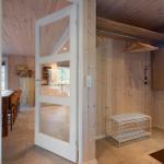 Eingangsbereich mit Garderobe und Blick in das Esszimmer.