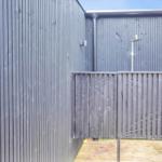 Außen-Dusche an moderner Holzstruktur mit Dach und Pfosten