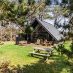 Moderne Hütte mit Terrasse und Picknicktisch im Wald