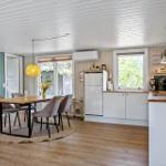 Küche und Essbereich mit Tisch, Stühlen und Kühlschrank.