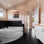 Bad mit Whirlpool, Holzwand und Waschtisch mit Spiegel