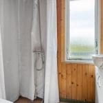 Badezimmer mit Dusche, Waschbecken und Fenster