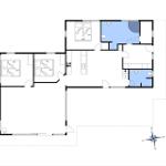 Die Wohnung hat drei Schlafzimmer, eine Küche, zwei Badezimmer und einen Wohnbereich.
