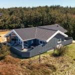 Ein Haus mit Terrasse und Garten, umgeben von Wald und Grasland.