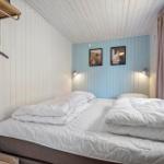 Schlafzimmer mit Bett, Fenster und Wandbildern