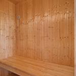 Sauna mit Holzwand und Sitzbank