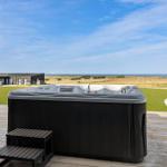 Whirlpool auf Terrasse mit Blick auf Feld und Meer
