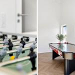 Fußballtisch und Air-Hockey-Tisch in einem Spielzimmer mit Holzboden und Wandfernseher.