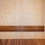 Sauna mit Holzwand und Sitzbänken