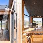 Außen-Dusche und großer Holztisch mit Grill und Sitzgelegenheiten.