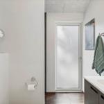 Badezimmer mit Waschtisch, Spiegel und Toilettenpapierhalter